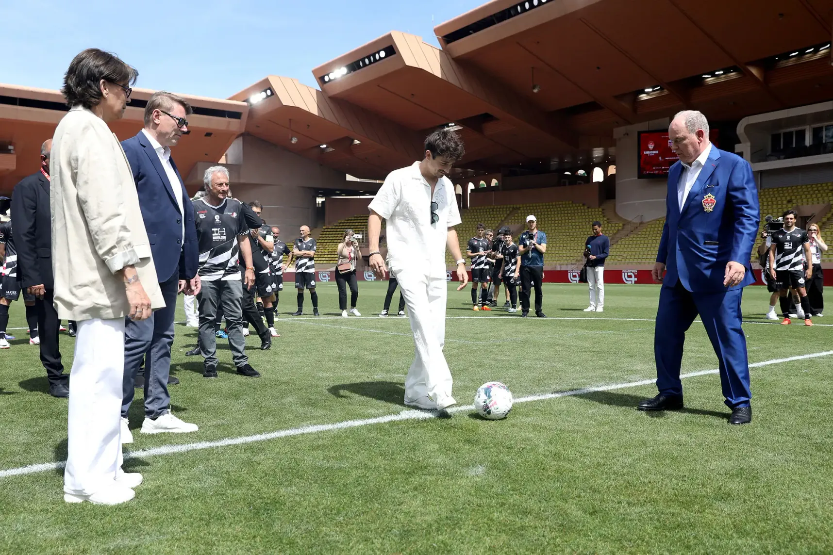 Louis Ducruet soutenu par sa mère, Stéphanie de Monaco, et ses sœurs, pour un match entouré de stars